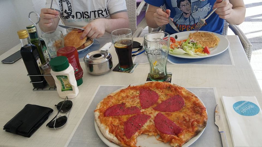 Dining on fine food at typical Spanish prices. Lunch is served!