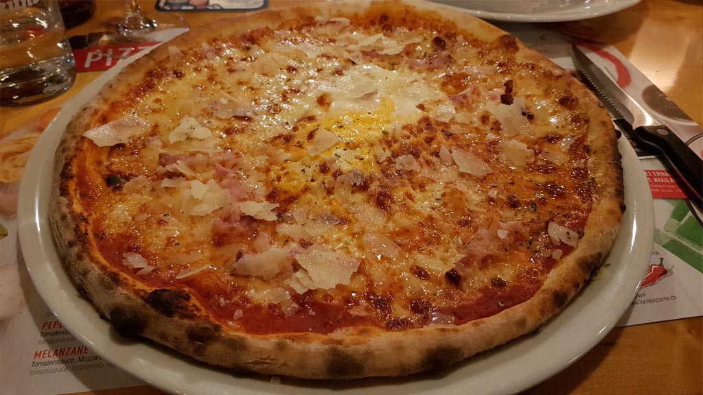 Let the Italians into the kitchen: an awesome 'carbonara' pizza with mozzarella, bacon, parmesan and a lovely egg in the centre